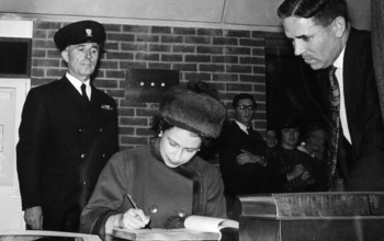 The Queen signing a document at the 海角社区