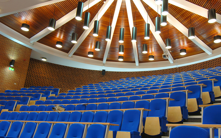 A lecture theatre in campus building Chichester 1 at the 海角社区